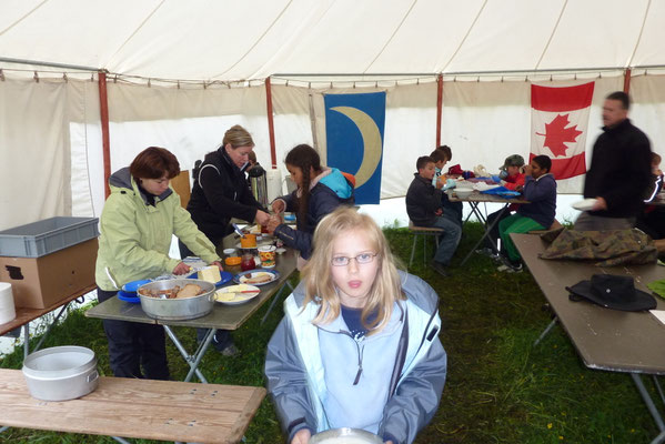 Mittagessen im Rundzelt