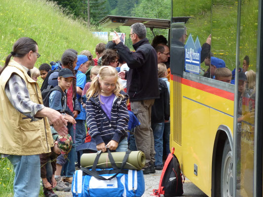 Ankunft des Postautos in der Reusch