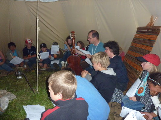 Singen im Tipi