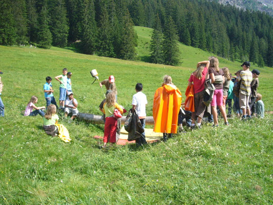 Eifriger Wettkampf mit den IndiWipKip-Balance-Stangen