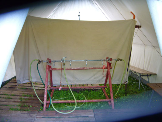 Das "Badezimmer" im Zelt