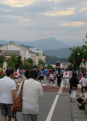 田中商店街と尾野山