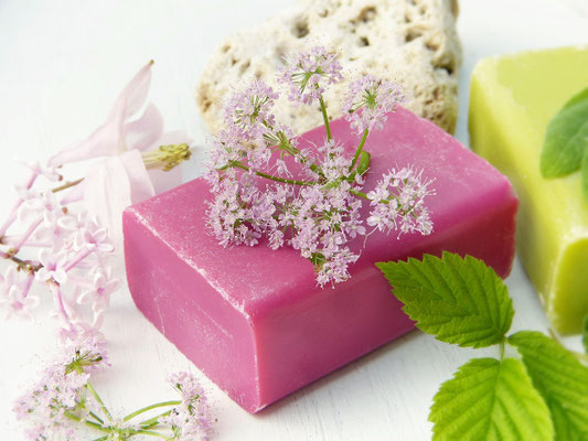 marchi alimentari italiani a conduzione familiare, tenute di altissima qualità, prodotti cosmetici naturali, tenute di vino, tenuta di vino, rossetto biologico, crema viso, olio da massaggio, olio di oliva extra vergine