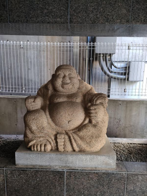 マンション入口右手にマスコット