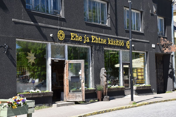 Er befürwortet scheinbar die Ehe, aber wogegen er ist? keine Ahnung