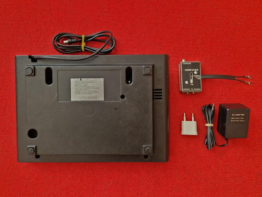 Atari VCS CX-2600A (parte posterior), adaptador original EU y switch de antena