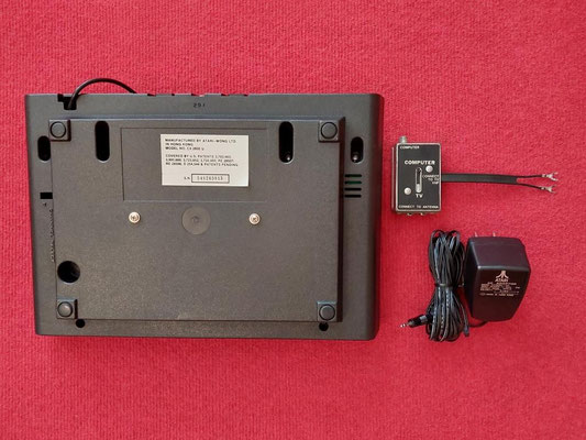 Atari VCS (parte posterior), adaptador original EU y switch de antena