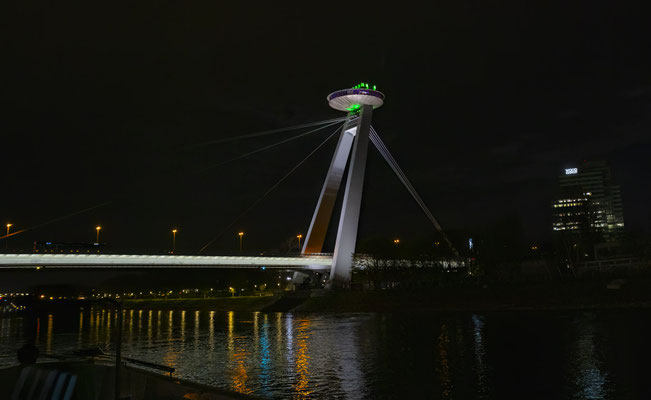 Die Brücke des Slowakischen Nationalaufstandes mit dem Restaurant UFO. Die größte Brücke über die Donau wurde 1967 – 1972 fertiggestellt. 