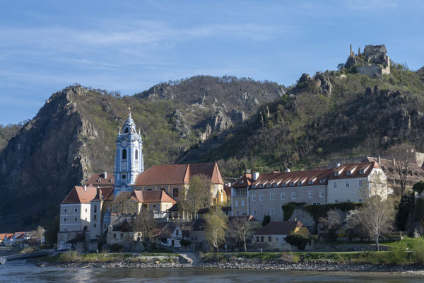 Der Turm der Dürnsteiner Stiftskirche mit seiner blau-weissen Färbung gilt als das Wahrzeichen der Wachau.