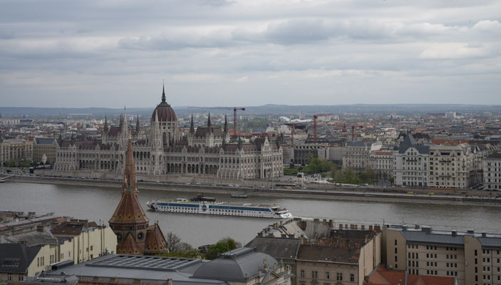 Blick vom Burgberg auf das Parlamentsgebäude