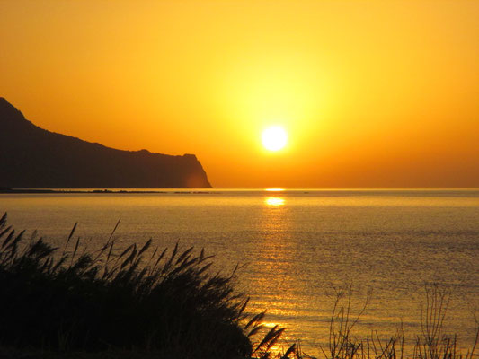 Sonnenuntergang über dem Krokodil in Paleochora