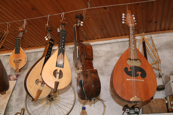 Griechische Musikinstrumente hängen an einer Wand