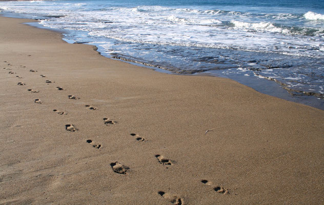 Fußspuren im Sand am Strand von Paleochora auf Kreta
