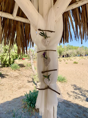 Driftwood mit Olivenzweigen als Hochzeitsdekoration mit Tüll