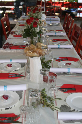 einfache Tischdekoration für ein Hochzeitsessen im Restaurant