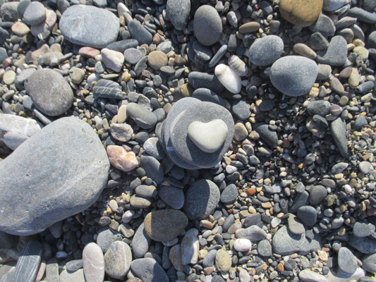 Steine am Strand in Herzform