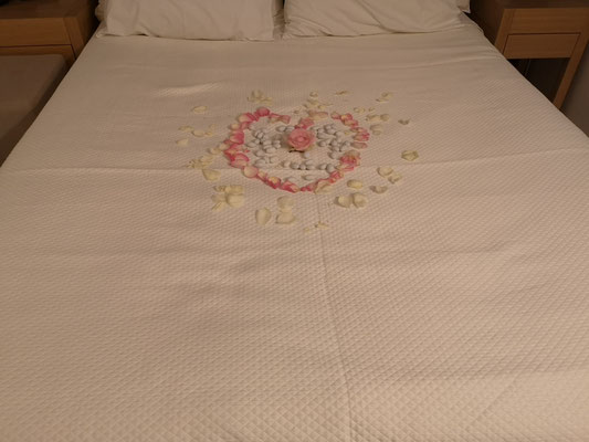 mit Rosenblättern dekoriertes Hochzeitsbett