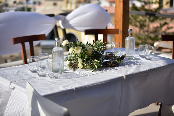 table decoration with white roses and green leaves