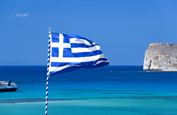 griechische Flagge weht über dem dem blauen Meer