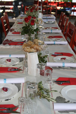 simple table decoration for a wedding at the restaurant Sto Scolio in Anidri