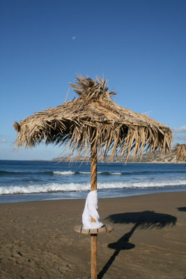 Sonnenschirm aus Holz und Bambus am Strand von Paleochora