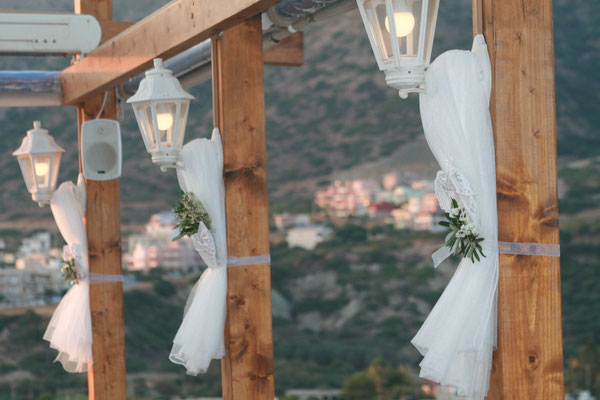 Schleierdekoration unter Laternen für eine Hochzeit