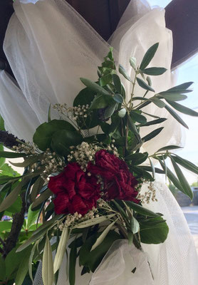 wall deck with roses and olive branches on a column