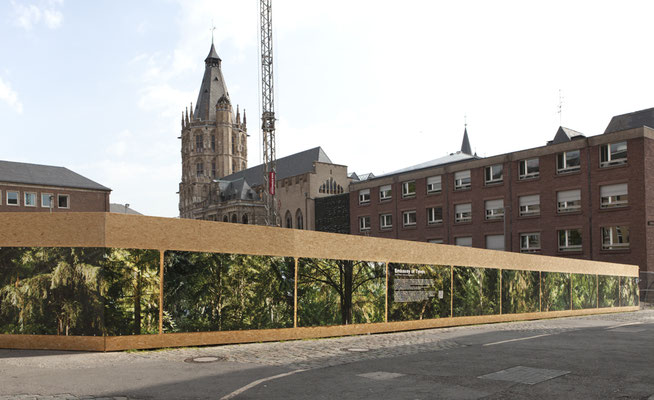 Fotoinstallation vor dem historischen Rathaus Köln
