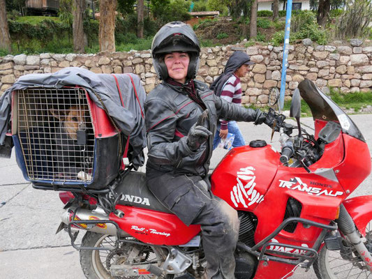 Die Schweizerin Nathalie reist seit Kolumbien mit Motorrad und Hund Minca