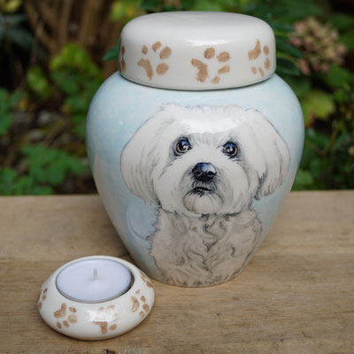 urn-hond-unieke-dierenurnen-hond-maatwerk-urnen-voor-dieren-urnen-voor-huisdieren-unieke-dieren-urnen-handbeschilderde-urnen-maatwerk-urn-dier-persoonlijke-urn-laten-maken-bijzondere-dierenurnen-honden-urnen-phebe-portret-urnen-voor-honden-urn-met-portret