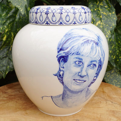 persoonlijke-urn-met-portret-urn-voor-mensen-persoonlijke-urn-laten-maken-unieke-handbeschilderde-urnen-voor-volwassenen-gepersonaliseerde-urn-met-foto-bijzondere-urnen-voor-mensen-maatwerk-urnen-maatwerk-urn-handgemaakte-urnen-urn-laten-beschilderen