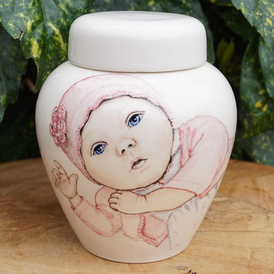 Unieke-handbeschilderde-urnen-baby-urnen-handbeschilderde-Kinderurnen-baby-urn-met-Portret-urn-voor-kind-kleine-urn-voor-thuis-Bijzondere-urnen-Maatwerk-Urn-Persoonlijke-Urn-Handgemaakte-Urnen-persoonlijke-Urn-laten-maken-urn-kind-Urn-laten-beschilderen