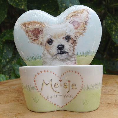 hartvormige-urn-chihuahua-urn-hartvorm-persoonlijke-urn-hond-hart-handbeschilderde-dieren-urn-hart-unieke-honden-urn-laten-maken-bijzondere-urnen-handbeschilderde-dieren-urnen-voor-dieren-persoonlijke-urn-laten-maken-unieke-urn-mooiste-urn-dier-hond      