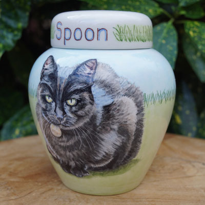 unieke-handbeschilderde-dierenurnen-urnen-voor-dieren-urn-met-portret-urn-katten-urn-laten-maken-persoonlijke-urn-kat-maatwerk-urnen-voor-katten-bijzondere-kattenurn-laten-maken-urn-voor-dieren-urn-dieren-persoonlijke-urnen-huisdier-urn-maatwerk-urn-kat