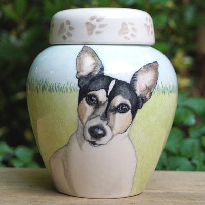 urn-hond-unieke-dierenurnen-hond-maatwerk-urnen-voor-dieren-urnen-voor-huisdieren-unieke-dieren-urnen-handbeschilderde-urnen-maatwerk-urn-dier-persoonlijke-urn-laten-maken-bijzondere-dierenurnen-honden-urnen-phebe-portret-urnen-voor-honden-urn-met-portret