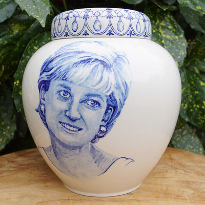 persoonlijke-urn-met-portret-urn-voor-mensen-persoonlijke-urn-laten-maken-unieke-handbeschilderde-urnen-voor-volwassenen-gepersonaliseerde-urn-met-foto-bijzondere-urnen-voor-mensen-maatwerk-urnen-maatwerk-urn-handgemaakte-urnen-urn-laten-beschilderen