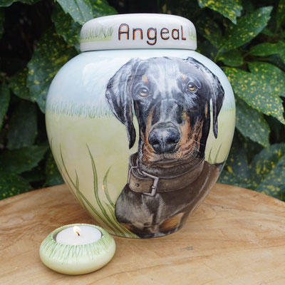 unieke-handbeschilderde-dierenurnen-urnen-voor-dieren-urn-met-portret-urn-honden-urn-laten-maken-persoonlijke-urn-hond-maatwerk-urnen-voor-honden-bijzondere-hondenurn-laten-maken-urn-voor-dieren-urn-dieren-persoonlijke-urnen-persoonlijke-urn-dobermann-urn