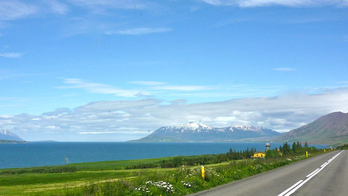 on longe le fjord d'Akureyri