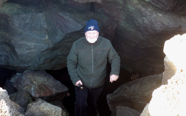 A la sortie de la grotte de Grjotagja