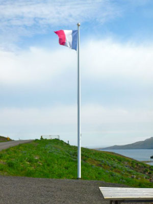 Le drapeau français signale le cimetière de Faskrudsfjördur