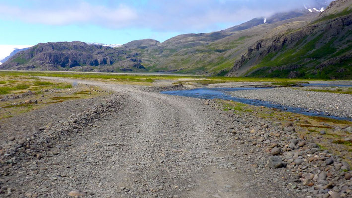 Une piste mène au glacier Hofpellsjökull