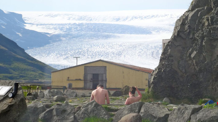 Plonger dans l'eau chaude face au glacier Hofpellsjökull