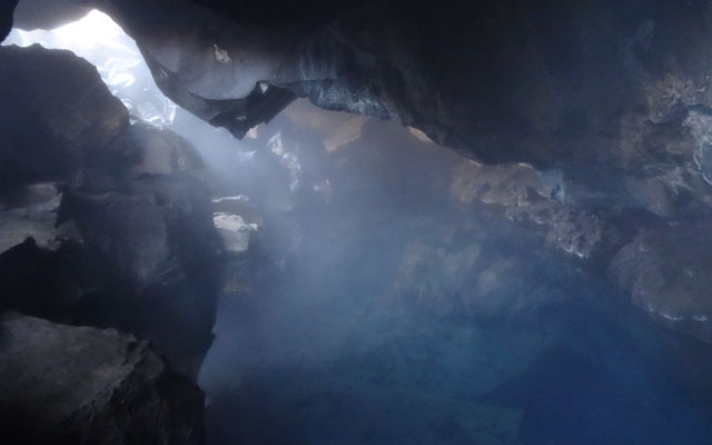 A l'intérieur l'eau est bleue et très chaude