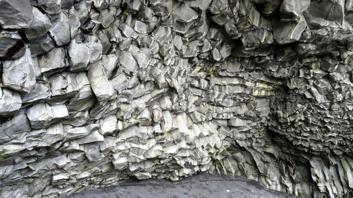 Une grotte s'est formée dans les colonnes de basalte