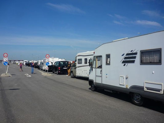 Bien qu'arrivés en avance, la file d'attente est déjà longue