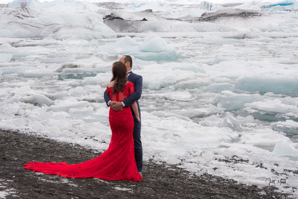 Gletschersee Jökulsarlon, die Lady in red hat etwas gefroren im März...