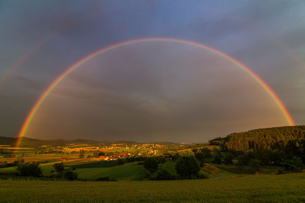 Regenbogen über  Schwarzhofen