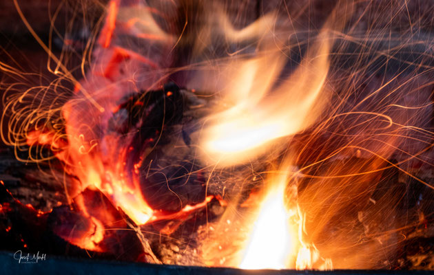 Feuer, Glut und Mini-Explosion
