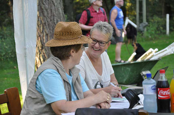 Rosemarie Neuwarth (Gast) mit Petra Biallas - Spaß am Richtertisch