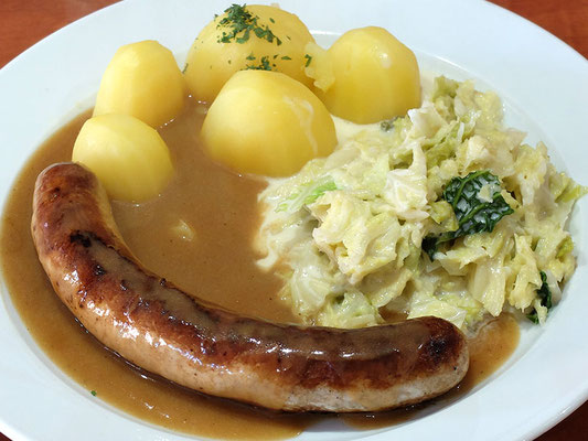 Hausmacher Bratwurst an Rahmsauce dazu gestovten Weißkohl & Salzkartoffeln